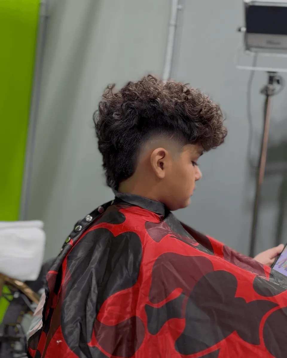 Cabello rizado con degradado en Blades Vision Barbería