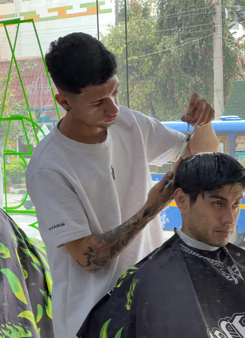 Jesús, barbero de Blades Vision en Bogotá